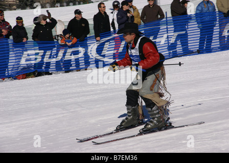 Cowboy in rosso sci corso di slalom discesa Cowboy di Steamboat Springs Colorado Montagne Rocciose Foto Stock