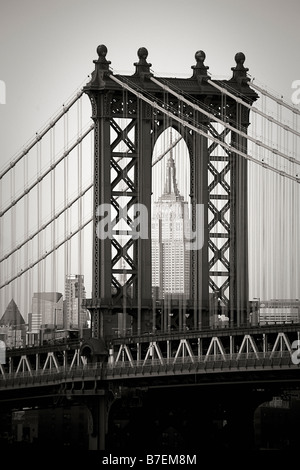 Manhattan Bridge frammento con Empire State building sullo sfondo Foto Stock