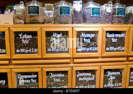 Diversi tipi di frutta e tisane e infusi in vendita in un negozio specializzato nel centro di Brugge Belgio Fiandre Foto Stock