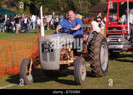 Grigio agricoltore piccolo trattore Ferguson classico vecchio villaggio biddenden spettacolare giornata fuori in Kent England Regno Unito Europa Foto Stock