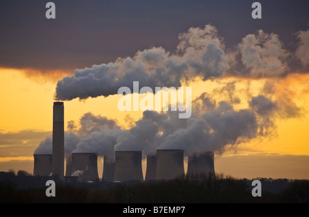 Centrale a carbone emissioni di CO2 torri di raffreddamento inquinamento Ratcliffe su impianto a carbone di terra Nottingham Leicestershire Inghilterra UK GB Europa Foto Stock