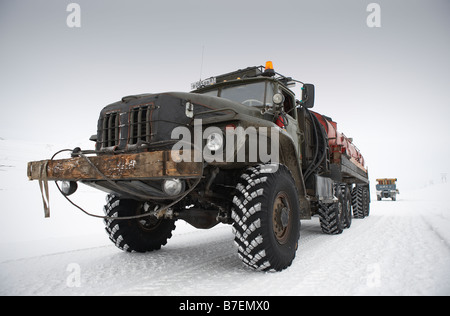 I camion che trasportano il cibo e il carburante, Chukotka Siberia Russia Foto Stock