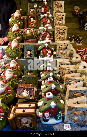 Natale strada del mercato nel centro di Brugge Belgio Fiandre con vari gli articoli stagionali in vendita Foto Stock