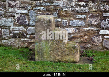 Pietra di fasi di montaggio Follifoot Village vicino a Harrogate North Yorkshire Foto Stock