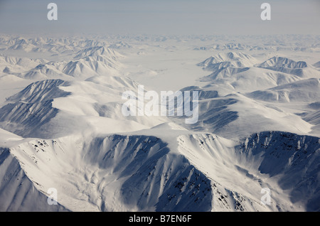 Antenna di montagne coperte di neve, tra Egvekinot e Anadyr Chukotka Siberia, Russia Foto Stock