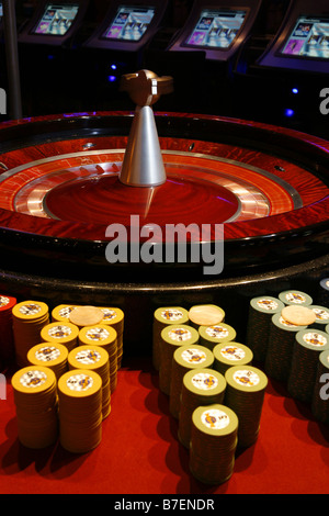 Una filatura Roulette con chip in un casinò Londra Inghilterra Foto Stock