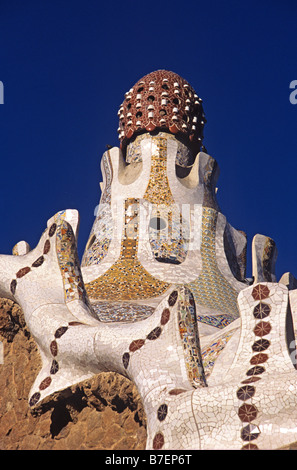 Dettaglio del tetto del Lodge all'ingresso al parco o il Parc Güell di Antoni Gaudi, Barcellona, Spagna Foto Stock