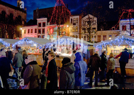 Natale mercato di strada appena fuori la principale Grand Place nel centro di Bruxelles Belgio Fotografato di notte Foto Stock