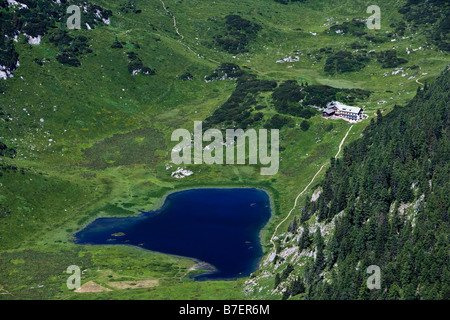 Funtenseehuette Alpine lodge e il lago Funtensee vicino Koenigsee sulle Alpi di Berchtesgaden Germania Agosto 2008 Foto Stock