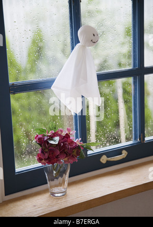 Bambola di carta per il bel tempo ed ortensie Foto Stock