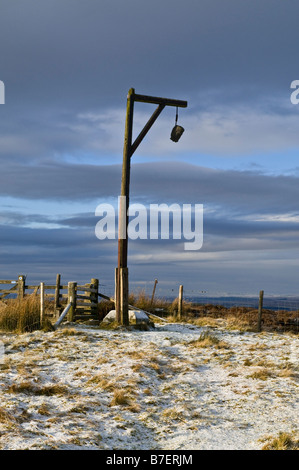 dh Steng Cross TYNEDALE NORTHUMBRIA Winters Gibbet monumento solitario brughiera pena di morte gallows noose northumberland elsdon Foto Stock