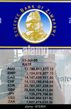 Comunicazione della Reserve Bank dello Zimbabwe nella finestra di una banca che mostra la gazzetta tassi di cambio di valuta estera Foto Stock