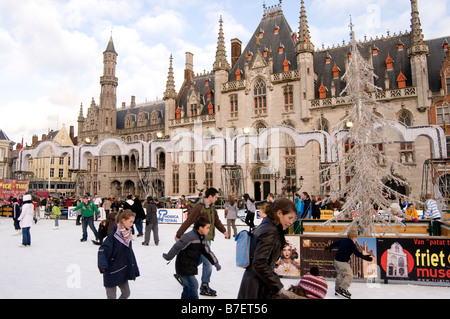 I pattinatori di fronte al governo regionale di costruzione nella capitale fiamminga di Brugge in Belgio Foto Stock