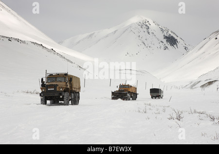 I camion che trasportano il cibo e il carburante, Chukotka Siberia Russia Foto Stock