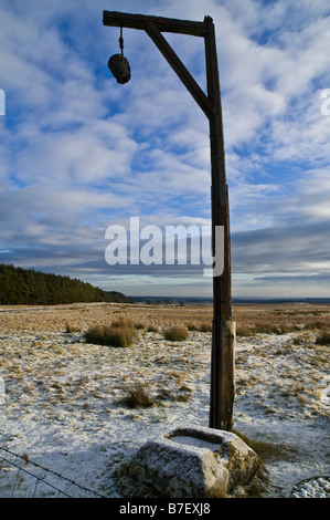 dh Steng Cross TYNEDALE NORTHUMBRIA Winters Gibbet Monument solely Moorland Gallows northumberland elsdon pena di morte giustizia Foto Stock