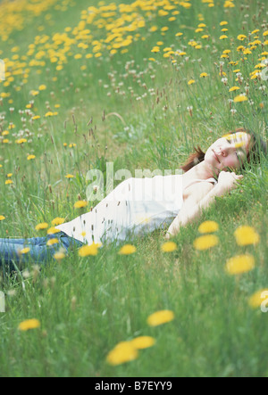 La donna che giace nel campo Foto Stock