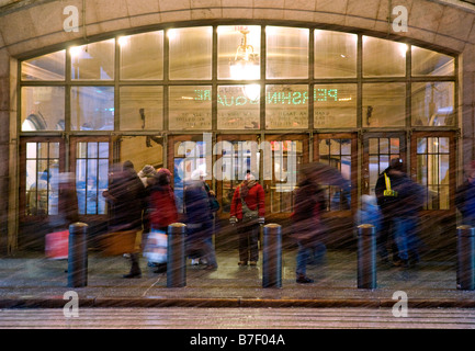 Pendolari in New York City sfidando una tempesta di grandine al di fuori del Grand Central Terminal Foto Stock