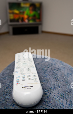 Un telecomando seduta sul bracciolo di una poltrona Foto Stock