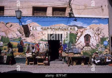 Il murale sul lato del negozio di souvenir con stallo, Humahuaca, Quebrada de Humahuaca, Argentina Foto Stock