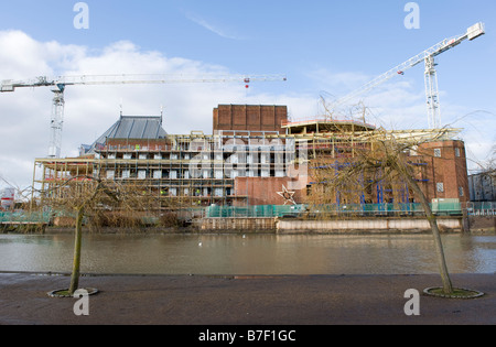 Il Royal Shakespeare Theatre e lo Swan Theatre visto attraverso il fiume Avon a Stratford -Upon-Avon, Inghilterra. Foto Stock