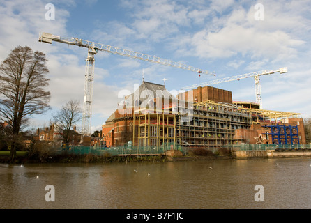 Il Royal Shakespeare Theatre e lo Swan Theatre visto attraverso il fiume Avon a Stratford -Upon-Avon, Inghilterra. Foto Stock