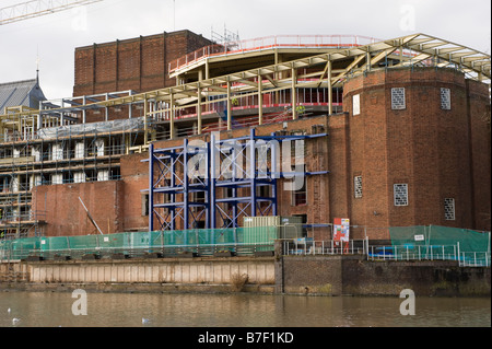 Il Royal Shakespeare Theatre e lo Swan Theatre visto attraverso il fiume Avon a Stratford -Upon-Avon, Inghilterra. Foto Stock