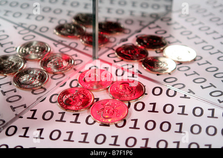 Monete in luce rossa riflessa su sfondo binario Foto Stock