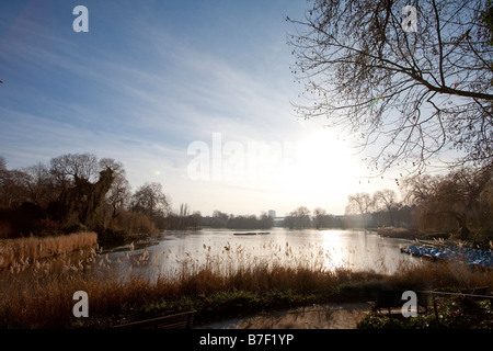 Il lago in barca. Regents Park, Londra, Inghilterra, Regno Unito Foto Stock