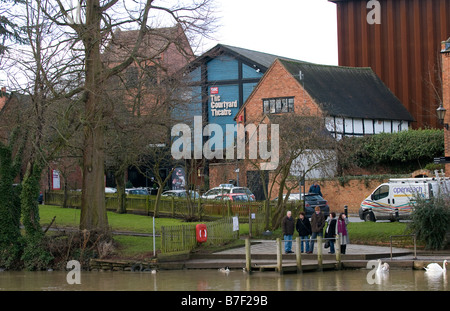 Il Courtyard Theatre vista lungo il fiume Avon a Stratford-su-Avon. Il cortile è la corrente le case di RSC. Foto Stock