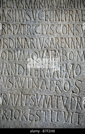 Testo su una pietra nel Colosseo Roma Foto Stock