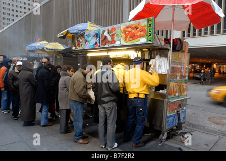 Diners line up per il Middle Eastern street food sulla sesta Avenue a New York il giovedì 25 dicembre 2008 Richard B Levine Foto Stock