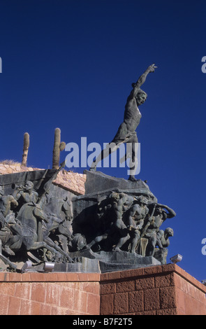 Dettaglio della scultura del leader indigeno in cima al monumento agli Eroi dell'Indipendenza / Monumento a los Héroes de la Independencia, Humahuaca, Argentina Foto Stock