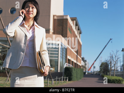 Business donna su un telefono cellulare Foto Stock