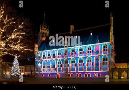 Municipio di luce policromatico sporgenza dall artista francese Patrice Warrener. Piazza del Mercato, Gouda, Paesi Bassi Foto Stock