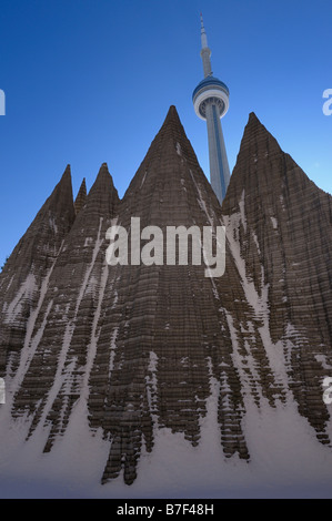 North Face di coperte di neve montagna in alluminio scultura a Simcoe luogo Front Street in Toronto con la CN Tower e cielo blu Foto Stock