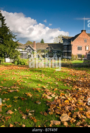 Autunno a Gawsworth Old Hall, Gawsworth, vicino a Macclesfield, Cheshire, Inghilterra, Regno Unito Foto Stock