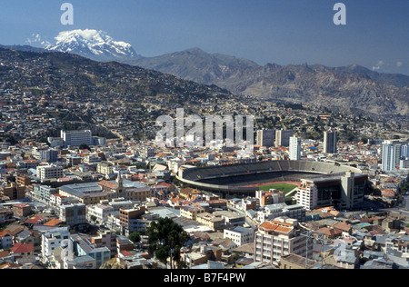 Stadio di calcio con mt illimani dietro La Paz in Bolivia Foto Stock