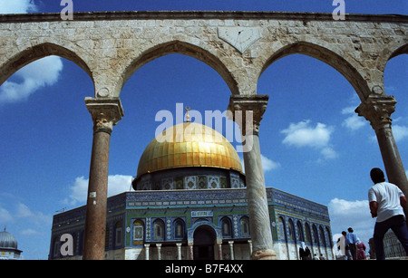 La bella Cupola della Roccia sulla cima del monte del tempio a Gerusalemme. Foto Stock