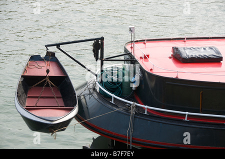 Scialuppa di salvataggio su una chiatta. Parigi. Ile de France. Francia Foto Stock