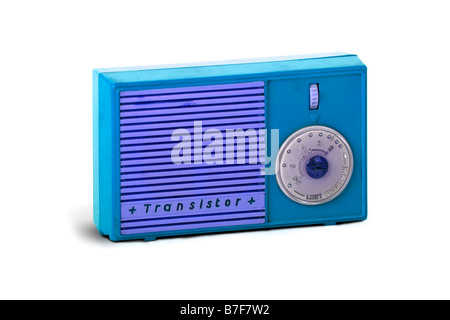 Il vecchio stile anni sessanta radio a transistor impostato su un puro sfondo bianco. Foto Stock