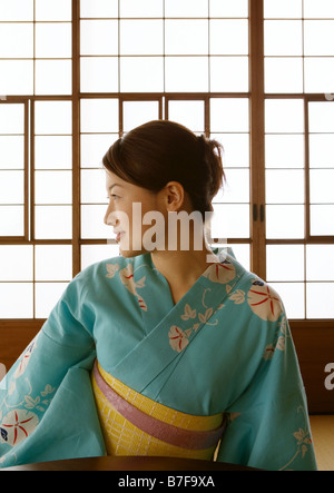 Donna che indossa uno yukata Foto Stock