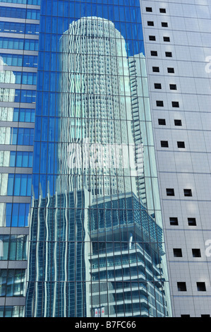 JR Central Towers' riflessione in Midland Square, Nagoya, nella prefettura di Aichi, Giappone Foto Stock