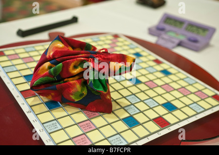 Scheda di Scrabble con borsa di stoffa contenente la lettera le piastrelle alla fine del gioco in Irlanda del Nord a Scrabble Champion Foto Stock