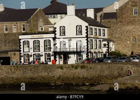 Anglesey Arms public house sul fiume davanti a Caernarfon, il Galles del Nord Foto Stock