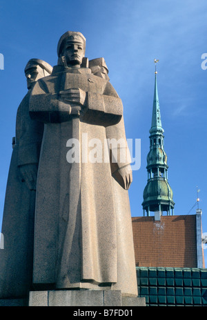 Il lettone fucilieri statua e la chiesa di St Peters torre di Riga, Lettonia Foto Stock