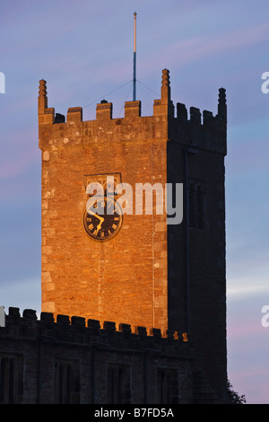 La torre dell'orologio di St Oswalds la chiesa parrocchiale di Askrigg, un villaggio nel Yorkshire Dales National Park, Inghilterra Foto Stock