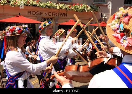 Morris ballerini eseguono con bastoni fuori al Rose & Crown Casa pubica a Warwick Folk Festival, Warwick, Regno Unito Foto Stock