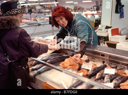 Negoziante russo al Mercato Centrale di Riga, Lettonia Foto Stock