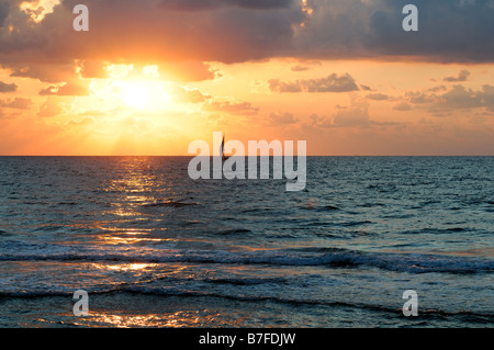 Herzliya Pituah tel aviv israele tramonto gloriosa barca a vela mediterraneo Foto Stock