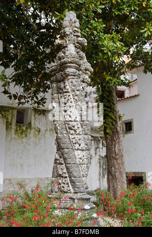 Il 16c Palacio Nacional (Palazzo Nazionale), Sintra, Portogallo. Una elaborata colonna di pietra scolpita nel giardino, possibilmente dall'India Foto Stock